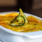 Lasagna al forno met ragù, bechamelsaus en gesmolten kaas uit de oven